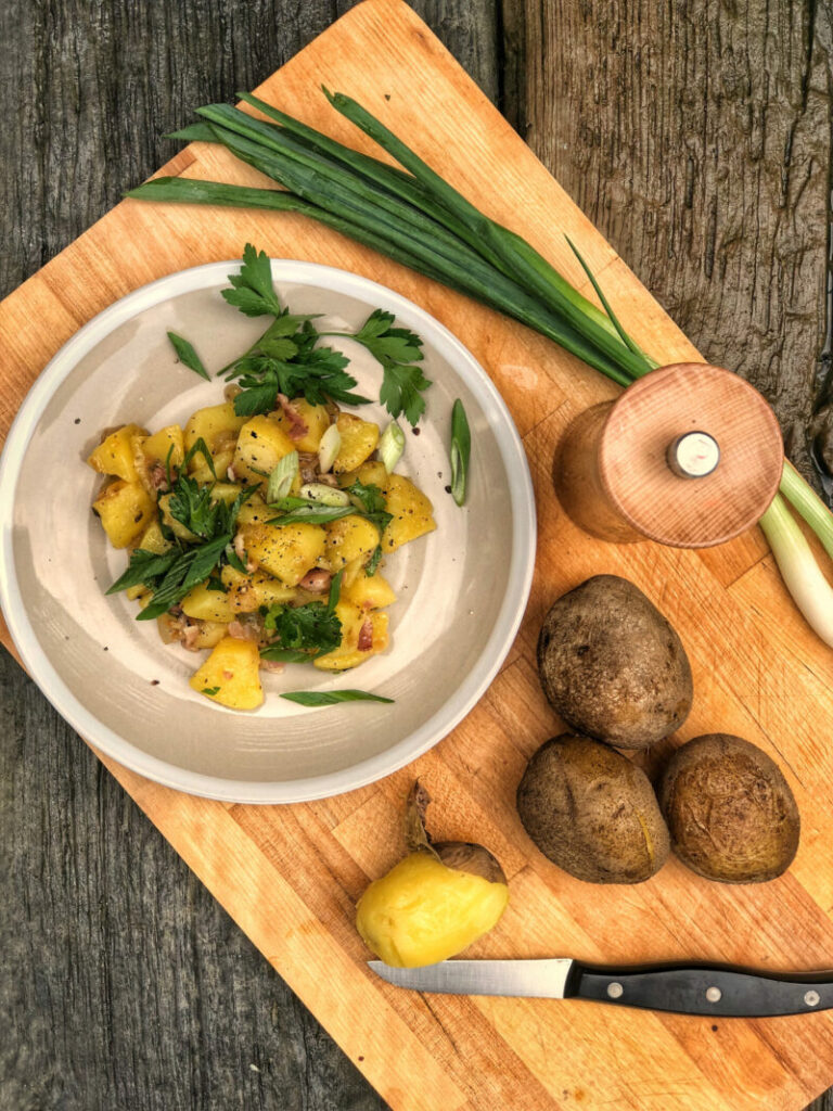 WDR Kartoffelsalat mit Brühe, Rosmarin und Speck