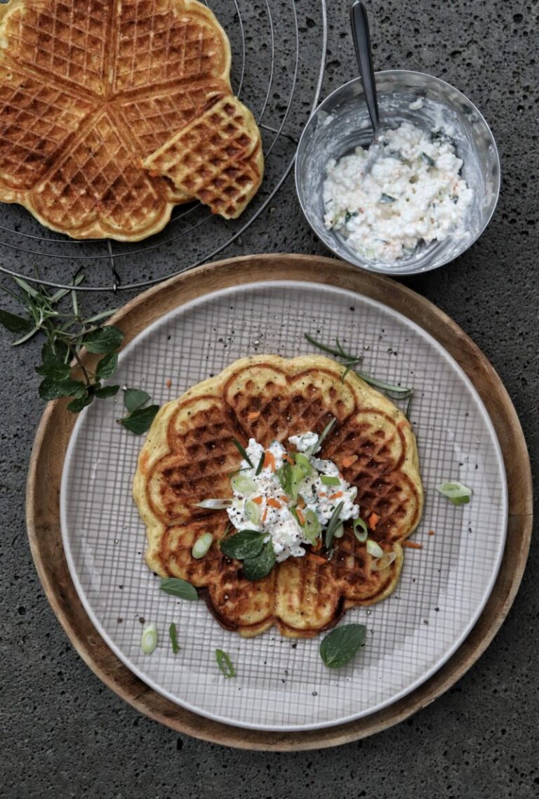 Kartoffeln-Karottenwaffeln mit Kräuterhüttenkäse