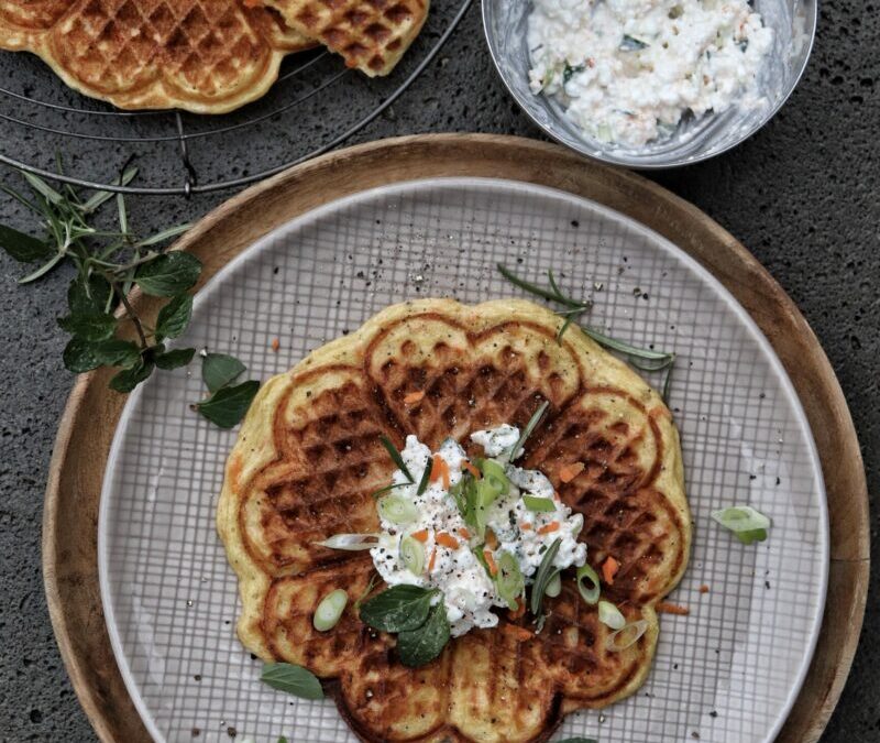 Kartoffeln-Karottenwaffeln mit Kräuterhüttenkäse