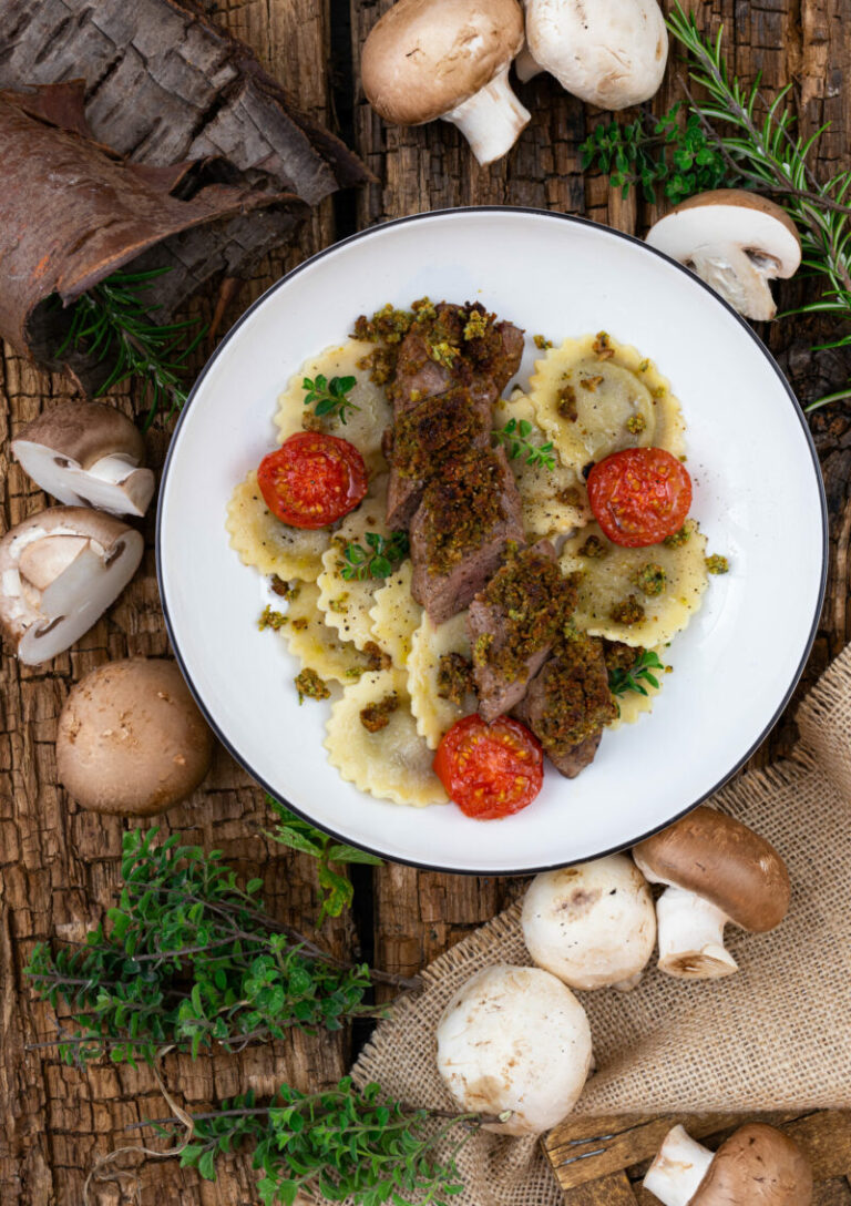 Steinpilz-Champignon-Tortelli mit Wildschweinfilet