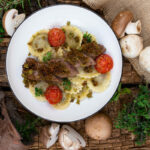 Rezept für Steinpilz-Champignon-Tortelli mit Wildschweinfilet