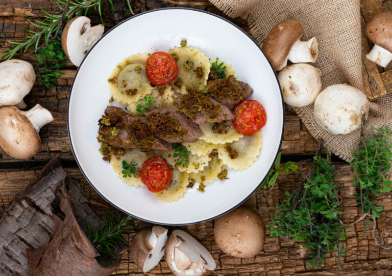 Steinpilz-Champignon-Tortelli mit Wildschweinfilet