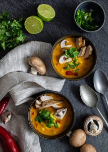 Thai Suppe mit Mie Nudeln und Hühnchen
