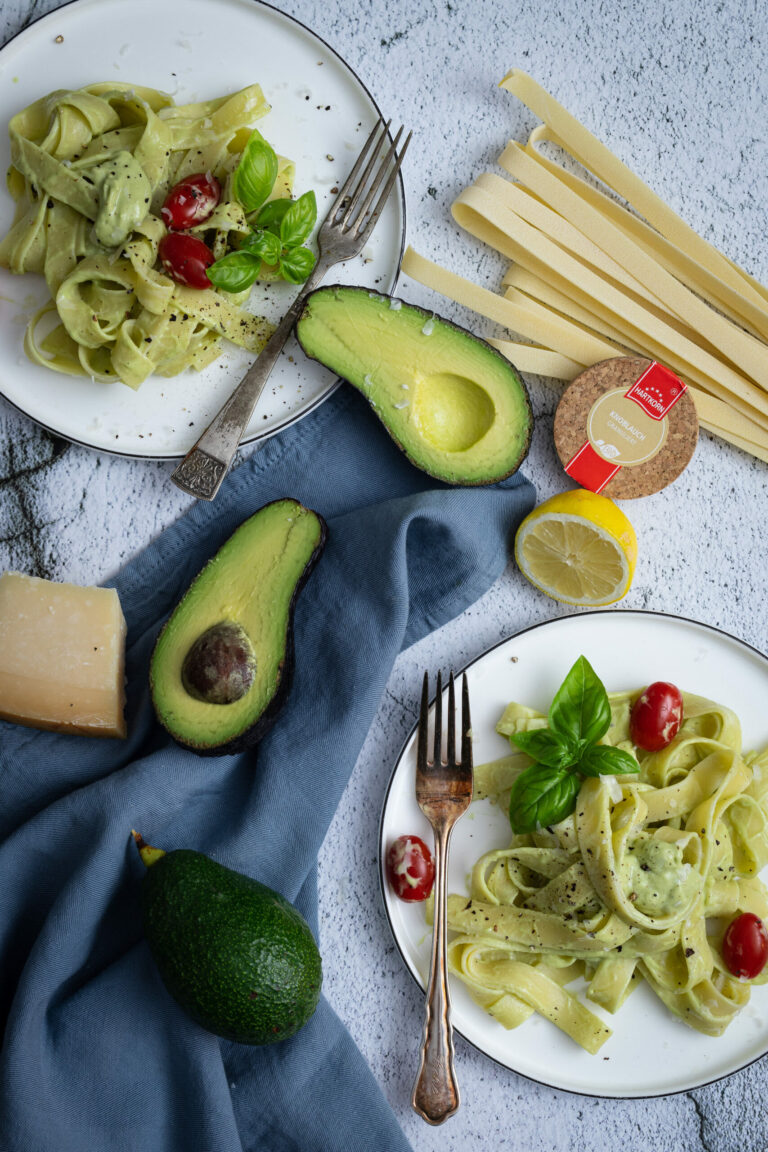 Pasta mit Avocado-Zitronen-Creme