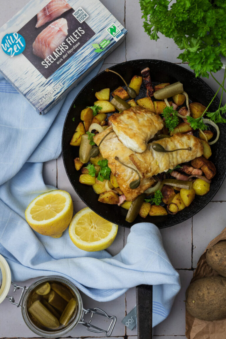 Bratkartoffelpfanne mit Speck, Gewürzgurken und knusprigem Seelachs