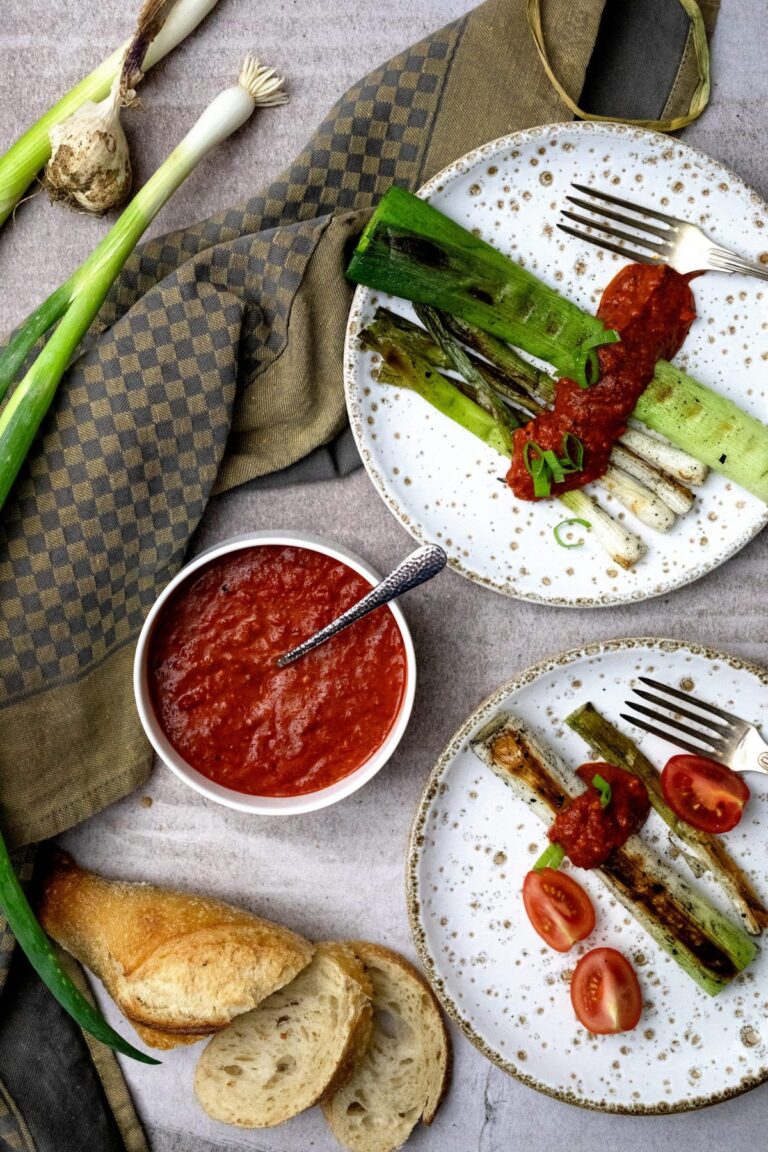 Romesco-Sauce mit gegrilltem Lauch