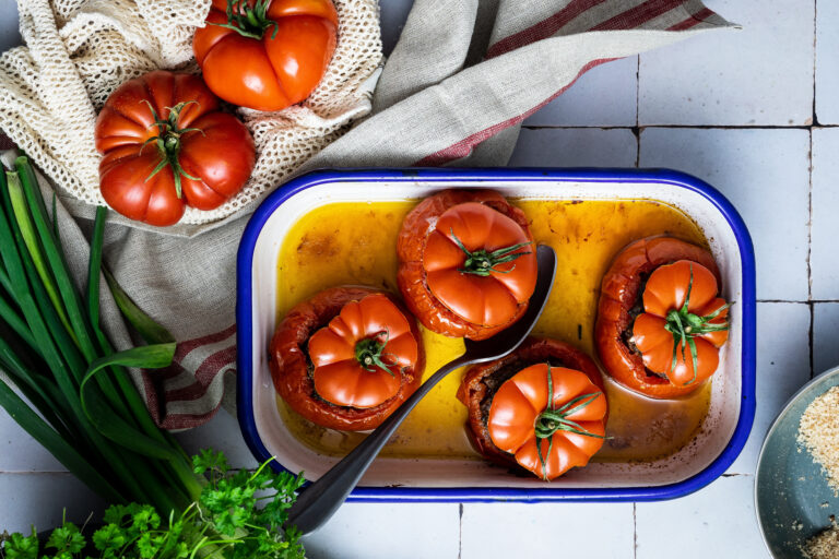 Gefüllte Tomaten aus dem Ofen – Herzhaftes Rezept mit Rinderhack