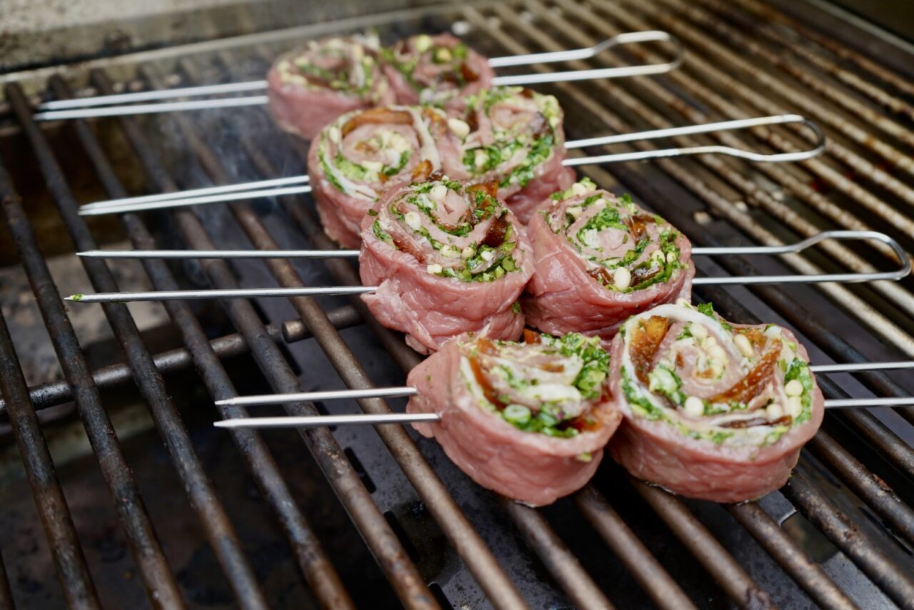 Rouladenspieße vom Grill mit Gremolata und Aprikosen: Ein Evergreen mal ... Rouladenspieße vom Grill mit Gremolata und Aprikosen: Ein Evergreen mal ...