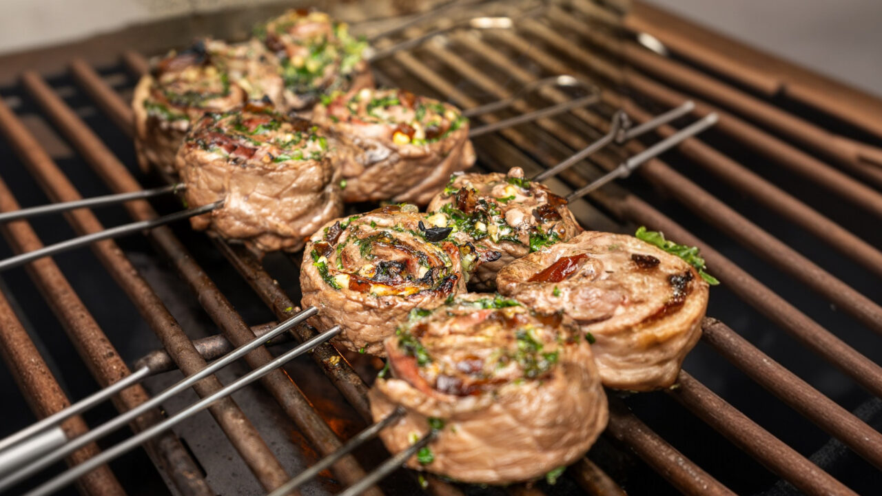 Rouladenspieße vom Grill mit Gremolata und Aprikosen: Ein Evergreen mal ... Rouladenspieße vom Grill mit Gremolata und Aprikosen: Ein Evergreen mal ...