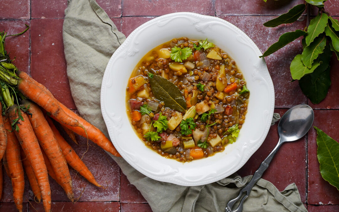 Herzhafter Linseneintopf mit Speck und Gemüse | Rezept