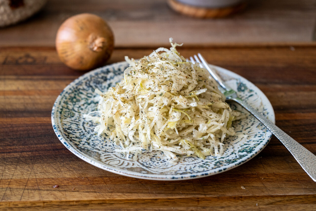 Krautsalat wie beim Griechen – Weich & würzig genießen Krautsalat wie beim Griechen – Weich & würzig genießen