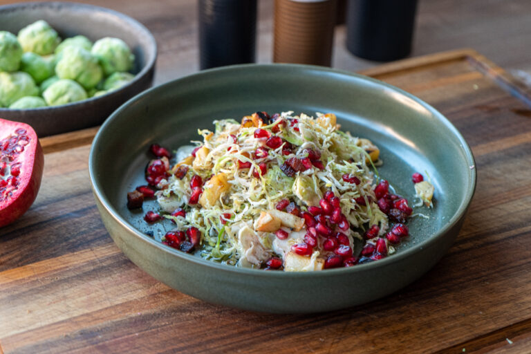 Rosenkohlsalat mit Speck, Apfel und Granatapfelkerne