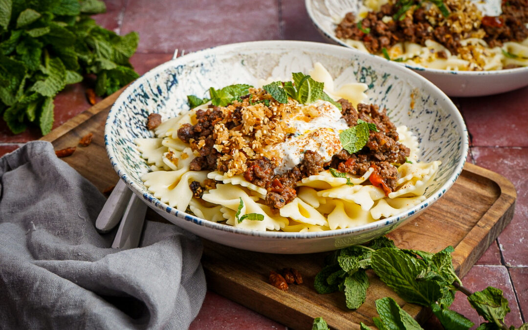 Türkische Pasta mit Hackfleisch & Chiliöl