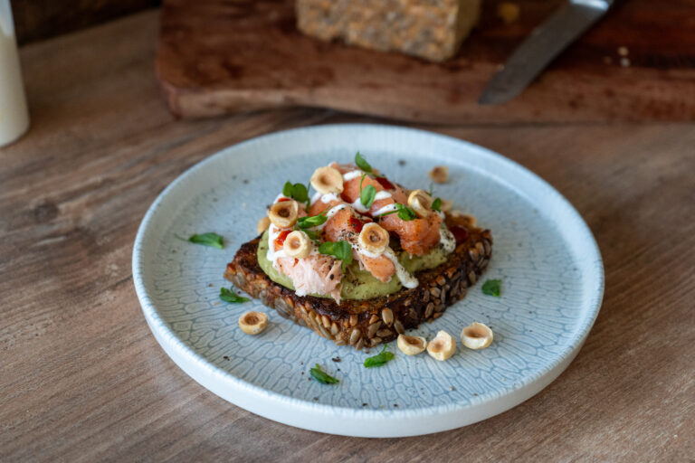 Gegrilltes Smørrebrød mit Lachs & Avocadocreme