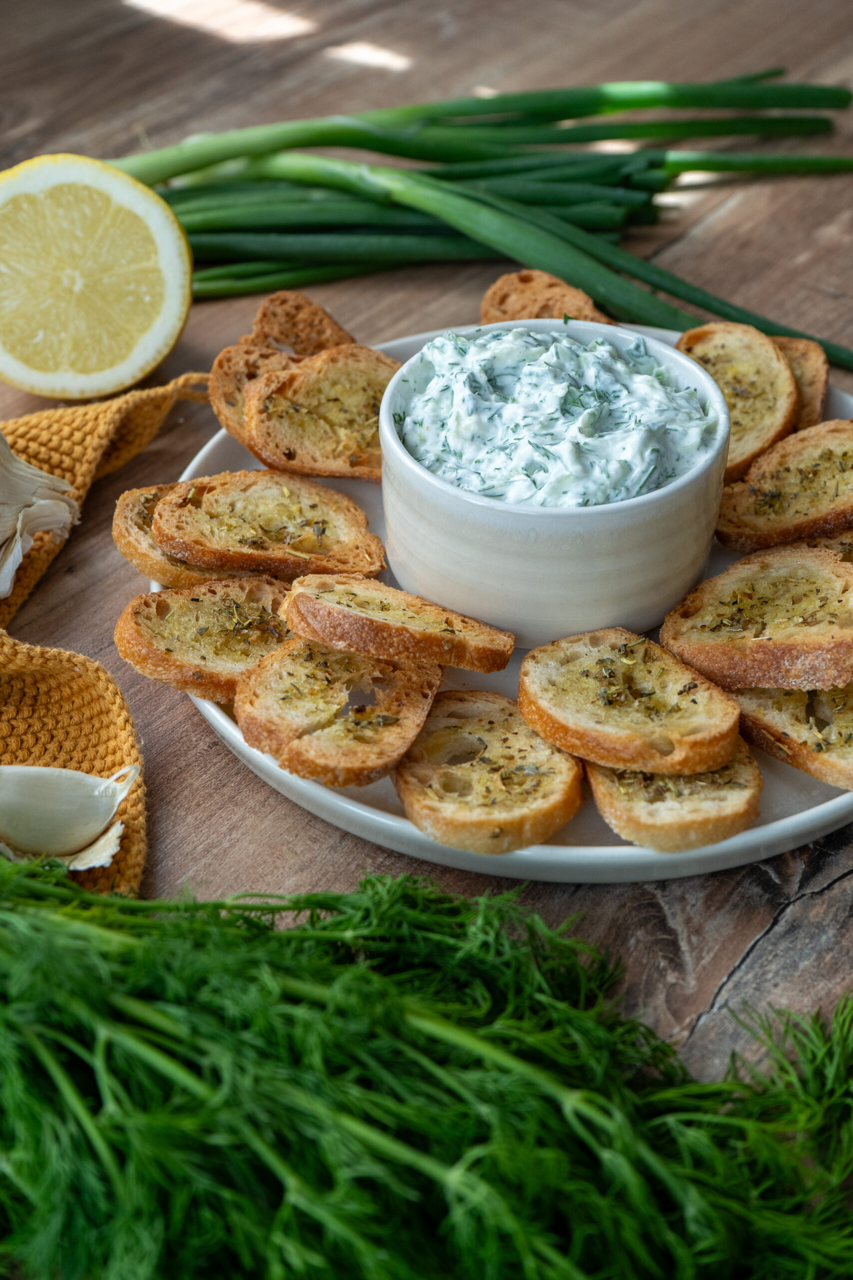 Tzaziki mit Brotchips_2 Tzaziki mit viel Dill und leckeren Brotchips