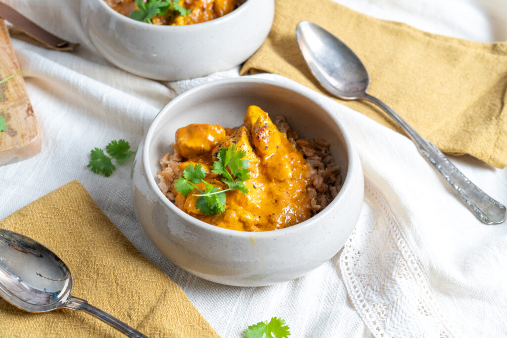 Curry-Hähnchen mit Dinkel – würzige Sauce mit Kokos, Sahne & Tomaten