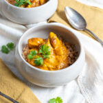 Curry-Hähnchen mit Dinkel – würzige Sauce mit Kokos, Sahne & Tomaten