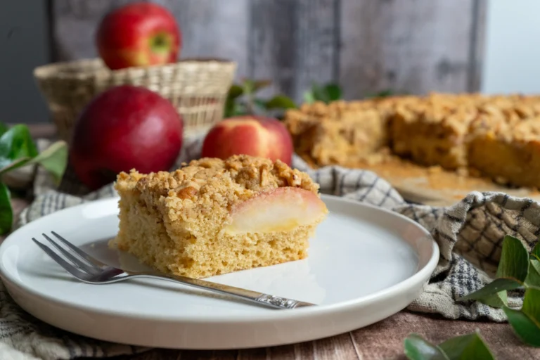 Apfelkuchen vom Blech mit Streuseln – saftig, knusprig & klassisch