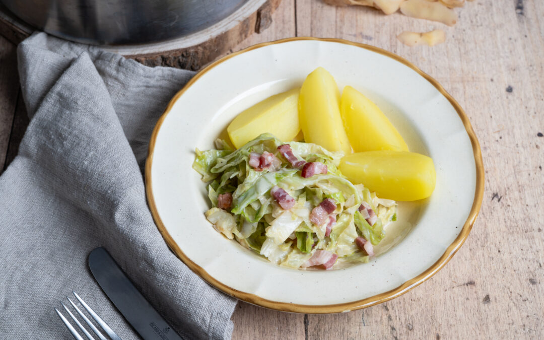 Rahmwirsing mit Speck – cremige Beilage für die Winterküche