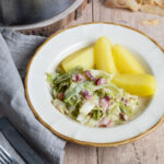 Rahmwirsing mit Speckwürfeln, cremig in Sahnesauce zubereitet